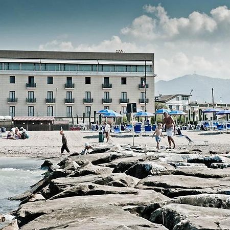 מארינלה די סרזאנה Hotel Rondine מראה חיצוני תמונה