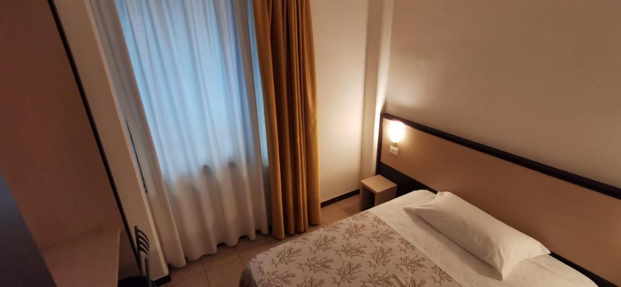 מארינלה די סרזאנה Hotel Rondine מראה חיצוני תמונה