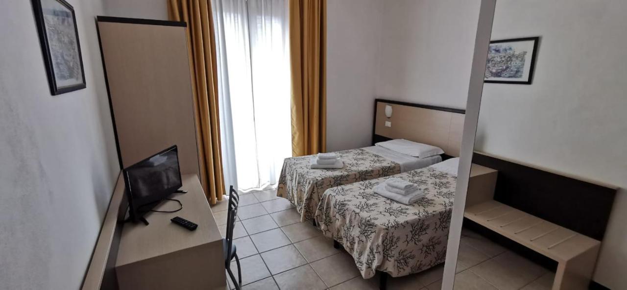 מארינלה די סרזאנה Hotel Rondine מראה חיצוני תמונה