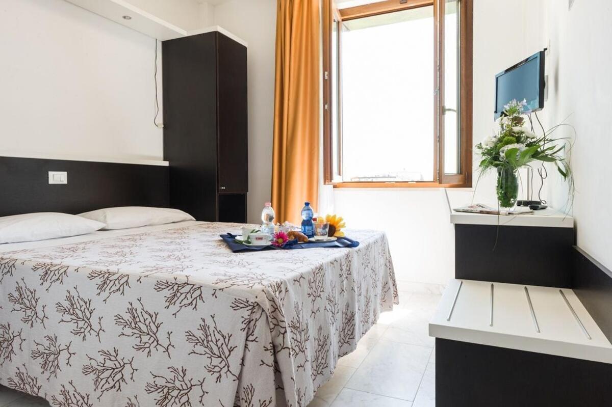 מארינלה די סרזאנה Hotel Rondine מראה חיצוני תמונה