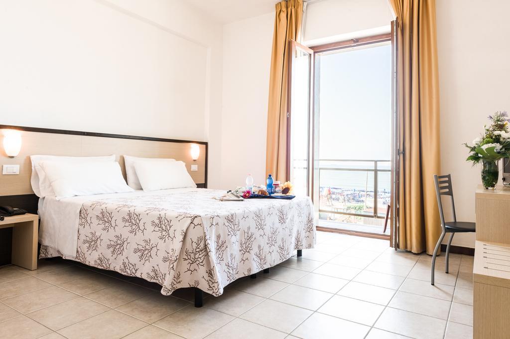 מארינלה די סרזאנה Hotel Rondine חדר תמונה