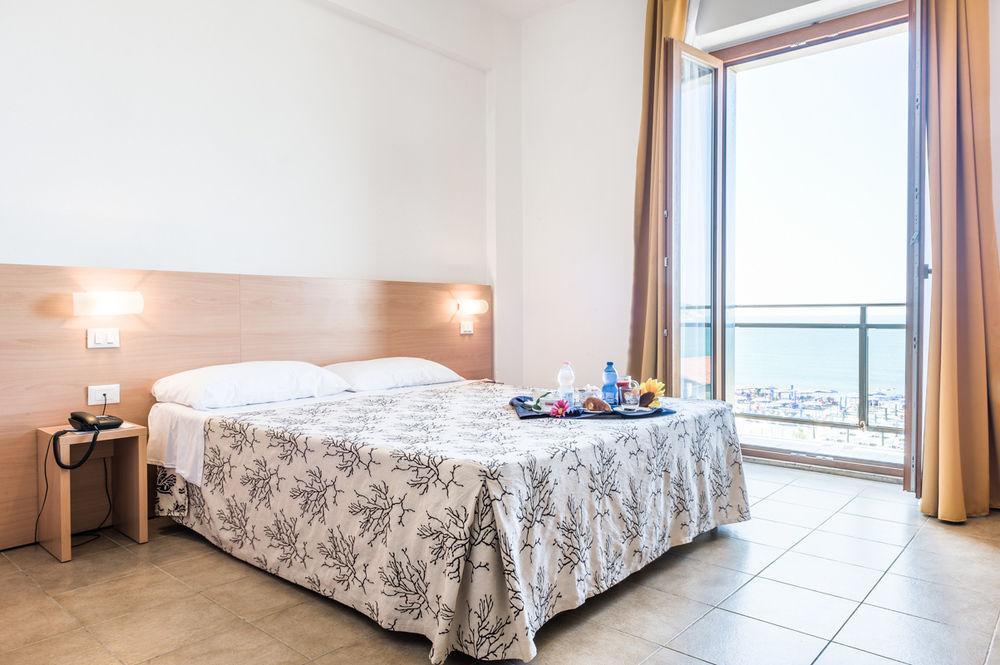 מארינלה די סרזאנה Hotel Rondine מראה חיצוני תמונה