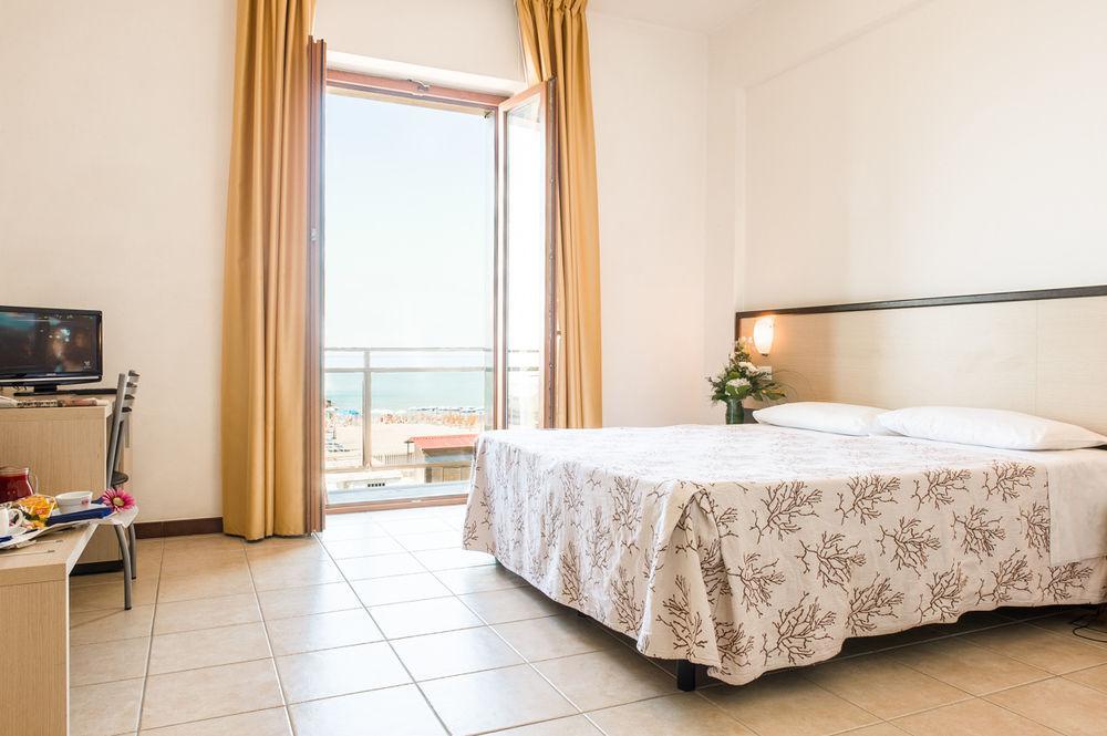 מארינלה די סרזאנה Hotel Rondine מראה חיצוני תמונה