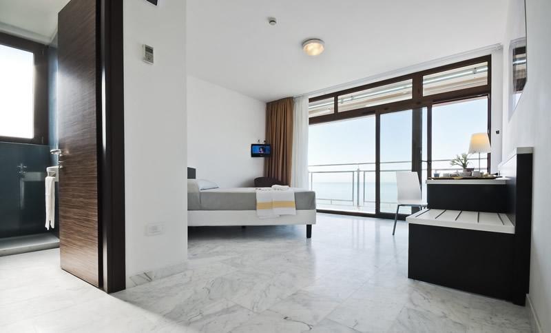 מארינלה די סרזאנה Hotel Rondine מראה חיצוני תמונה