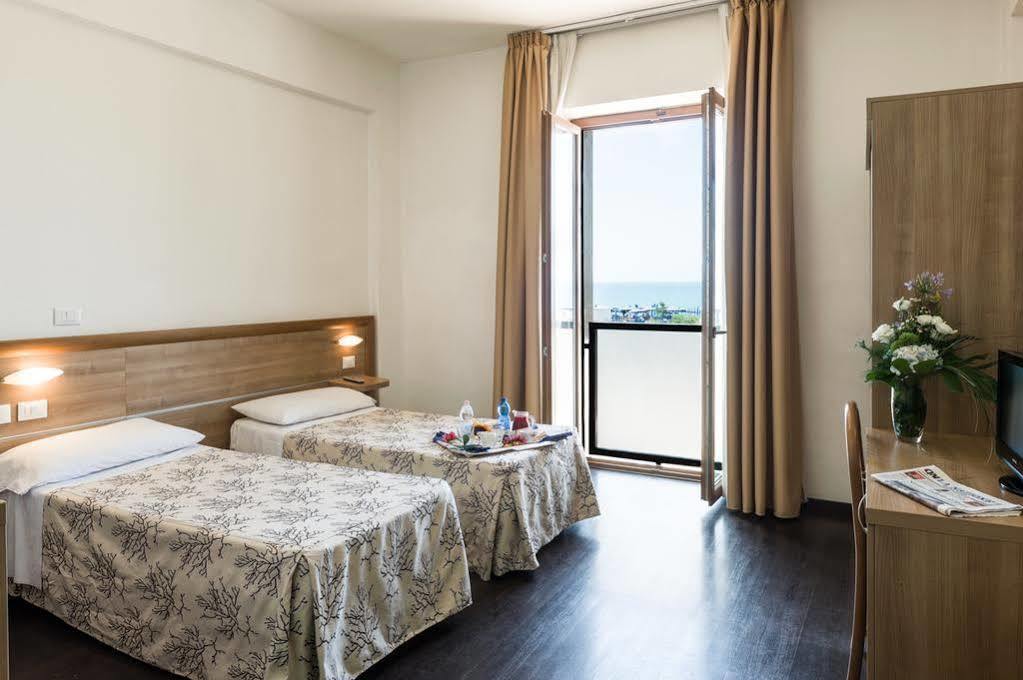 מארינלה די סרזאנה Hotel Rondine מראה חיצוני תמונה