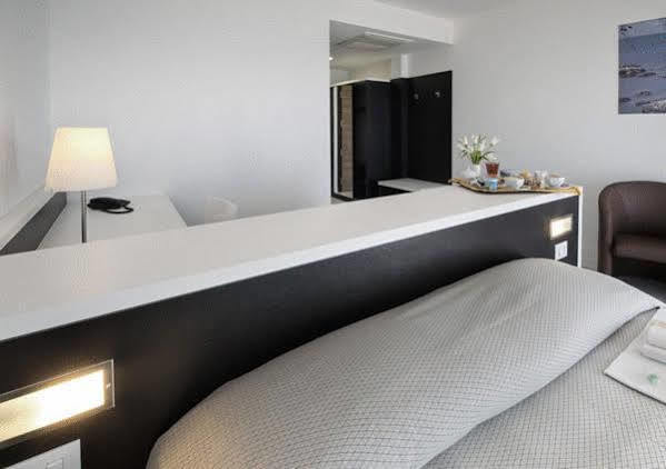 מארינלה די סרזאנה Hotel Rondine מראה חיצוני תמונה